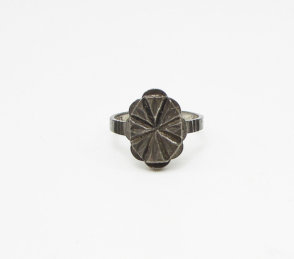 925 Sterling Silver  Vintage Dark Tone Carved Floral Band Ring Sz 7.5  RG3383