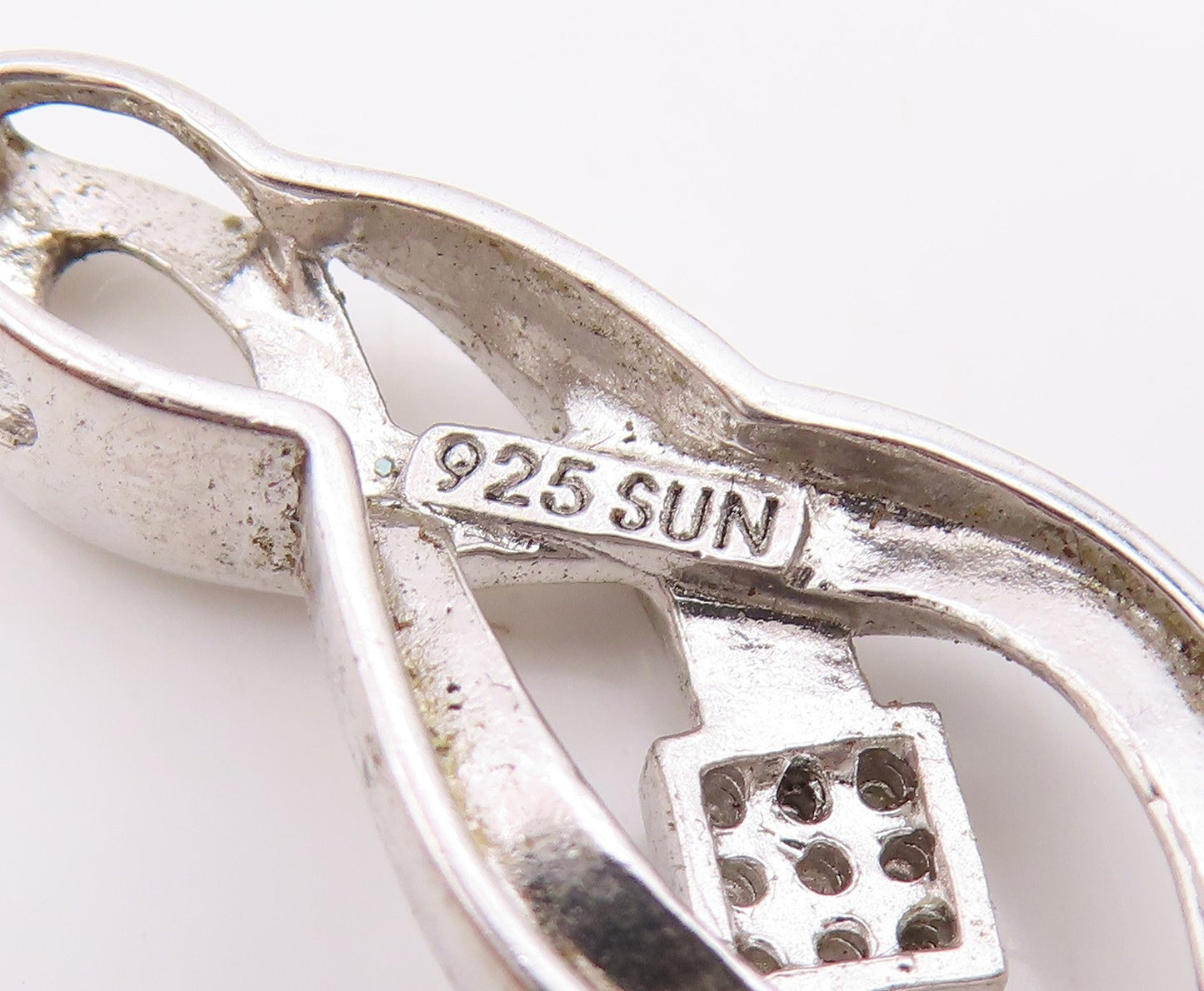 925 Sterling Silver  Vintage Shiny Genuine Diamonds Ribbon Pendant  PT17977