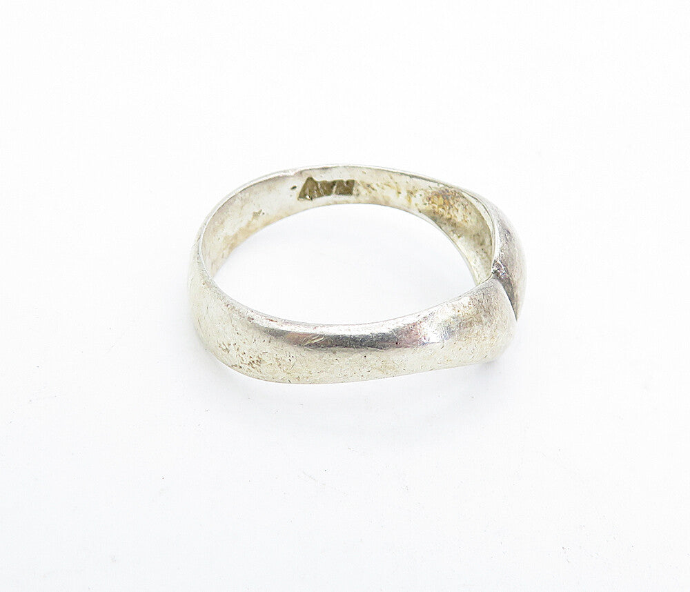 925 Sterling Silver  Vintage Dark Tone Smooth Pointed Band Ring Sz 8  RG5116