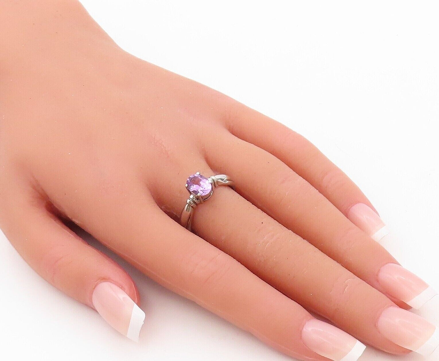 925 Sterling Silver Vintage Ring Grooved Neck Oval Amethyst  Sz 8  RG30282