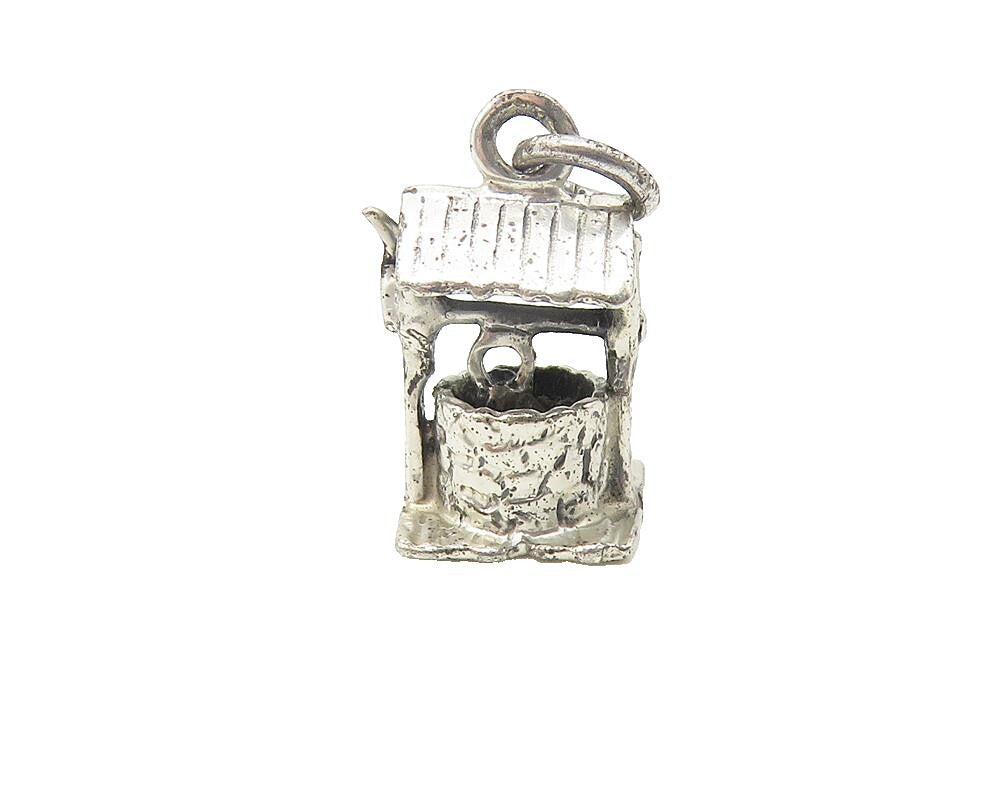 925 Sterling Silver  Vintage Shiny Petite Water Well Motif Pendant  PT8947