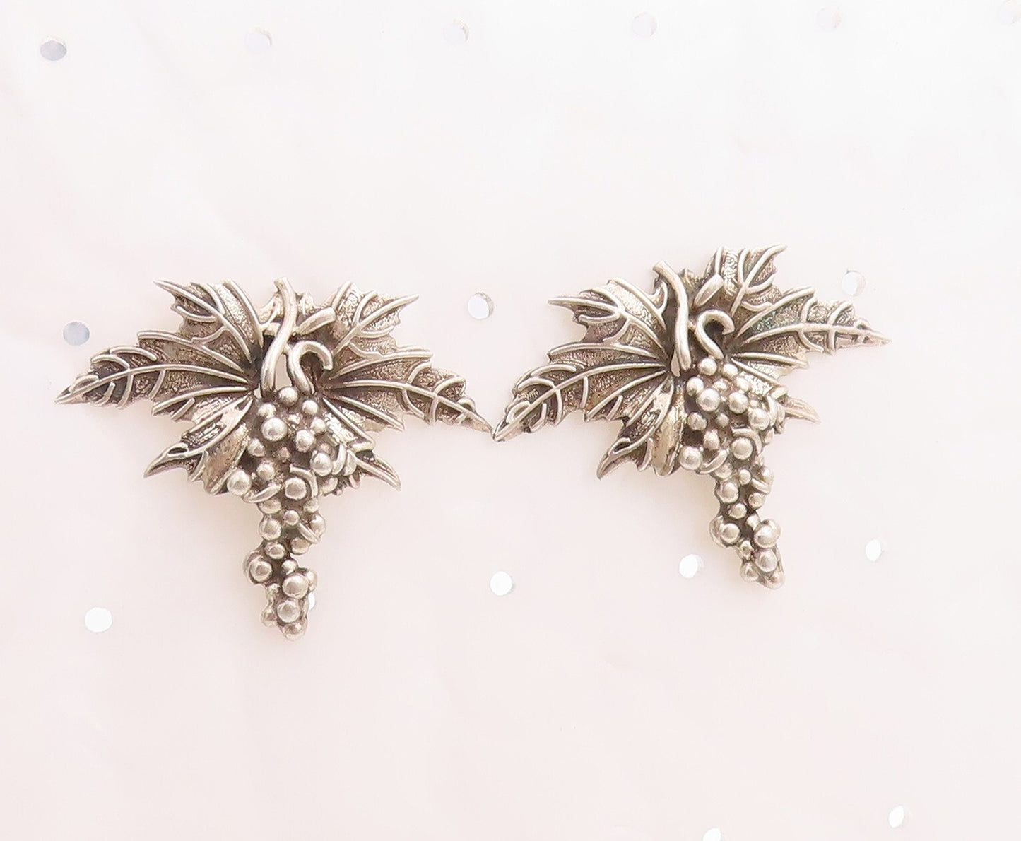 925 Sterling Silver Vintage Earrings Carved Bunch Of Grapes & Leaves  EG13203
