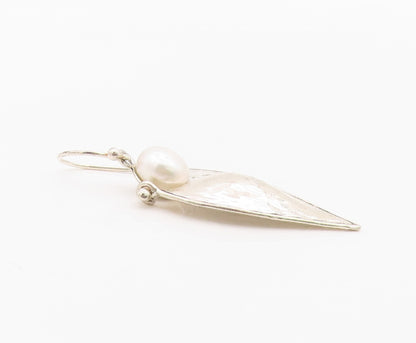 925 Sterling Silver Vintage Earrings ISRAEL Pearl Hammered Teardrop Hook EG14382