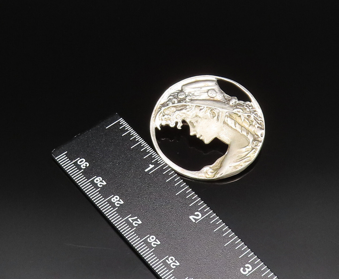 925 Sterling Silver Vintage Open Circle Lady With Floral Hat Brooch Pin BP9757