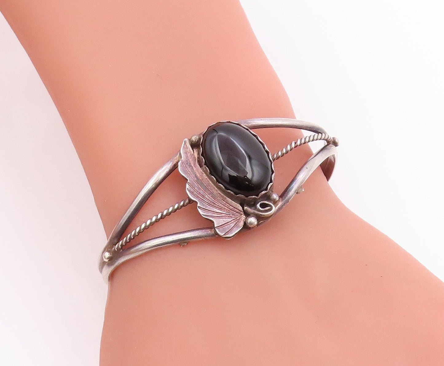 925 Sterling Silver Vintage Bracelet NAVAJO Cabochon Onyx Leaf Design  BT11447