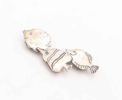 925 Sterling Silver Vintage Brooch Pin GEMW Solid Etched Swimming Fishes BP11254
