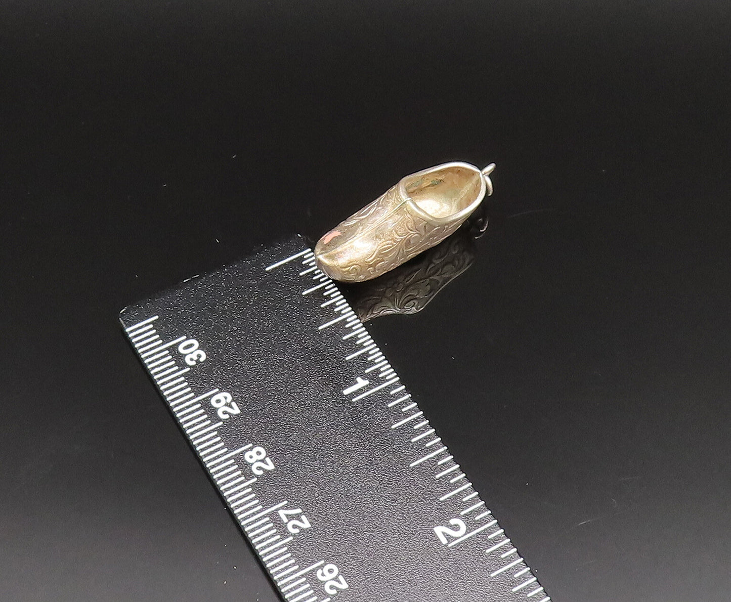 925 Sterling Silver  Vintage Sculpted Etched Pointed Shoe Pendant  PT21131