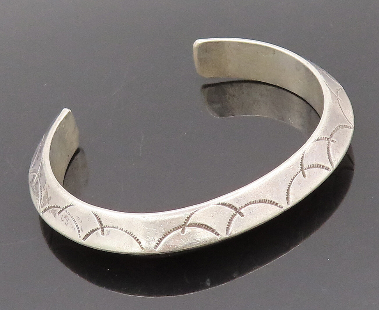 925 Sterling Silver Vintage Bracelet NAVAJO ZUNI Etched Arc Design Cuff  BT10215