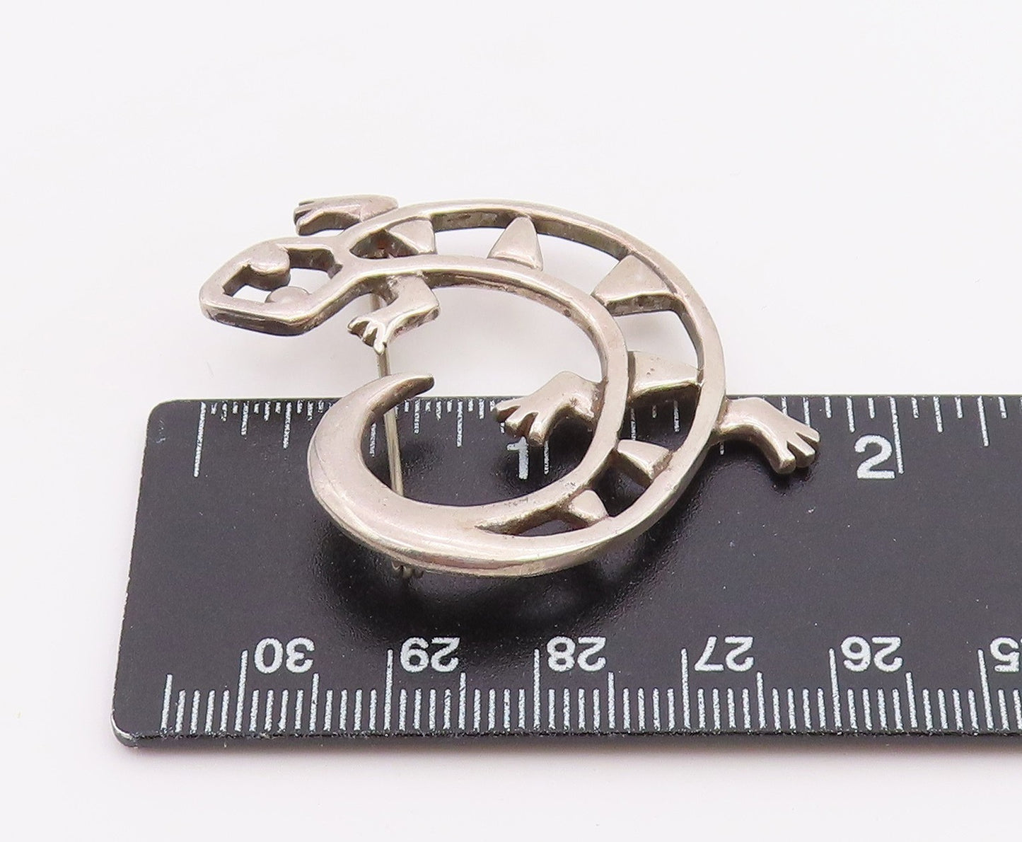 NAVAJO 925 Silver  Vintage Minimalist Coiled Lizard Cutout Brooch Pin  BP9945
