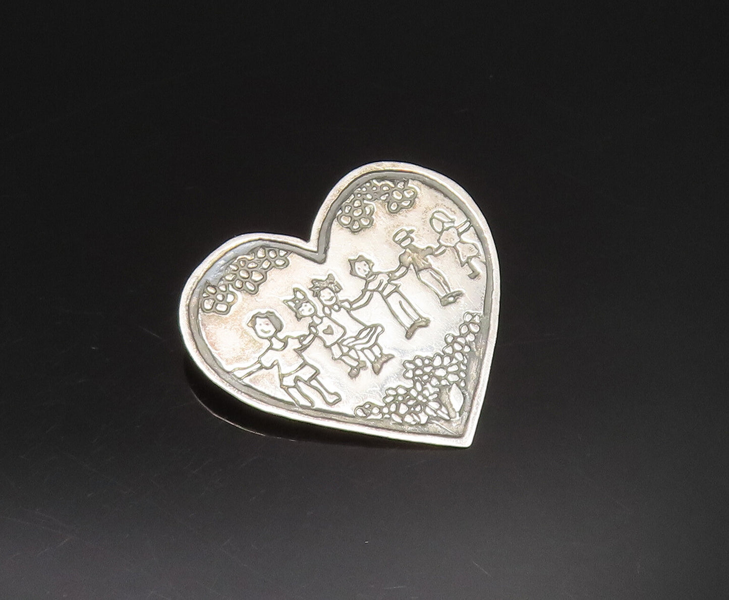 925 Silver  Vintage Engraved Kids & Flowers Flat Love Heart Brooch Pin  BP9566