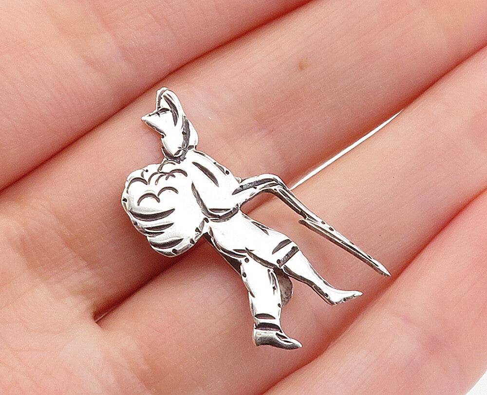 925 Sterling Silver  Vintage Shiny Petite Traveling Man Motif Tie Clip  TR1202