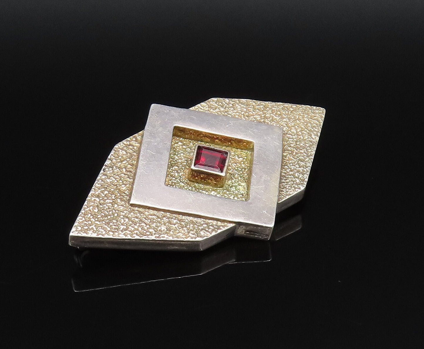 925 Sterling Silver  Vintage Two Tone Diamond Shaped Garnet Brooch Pin  BP9778