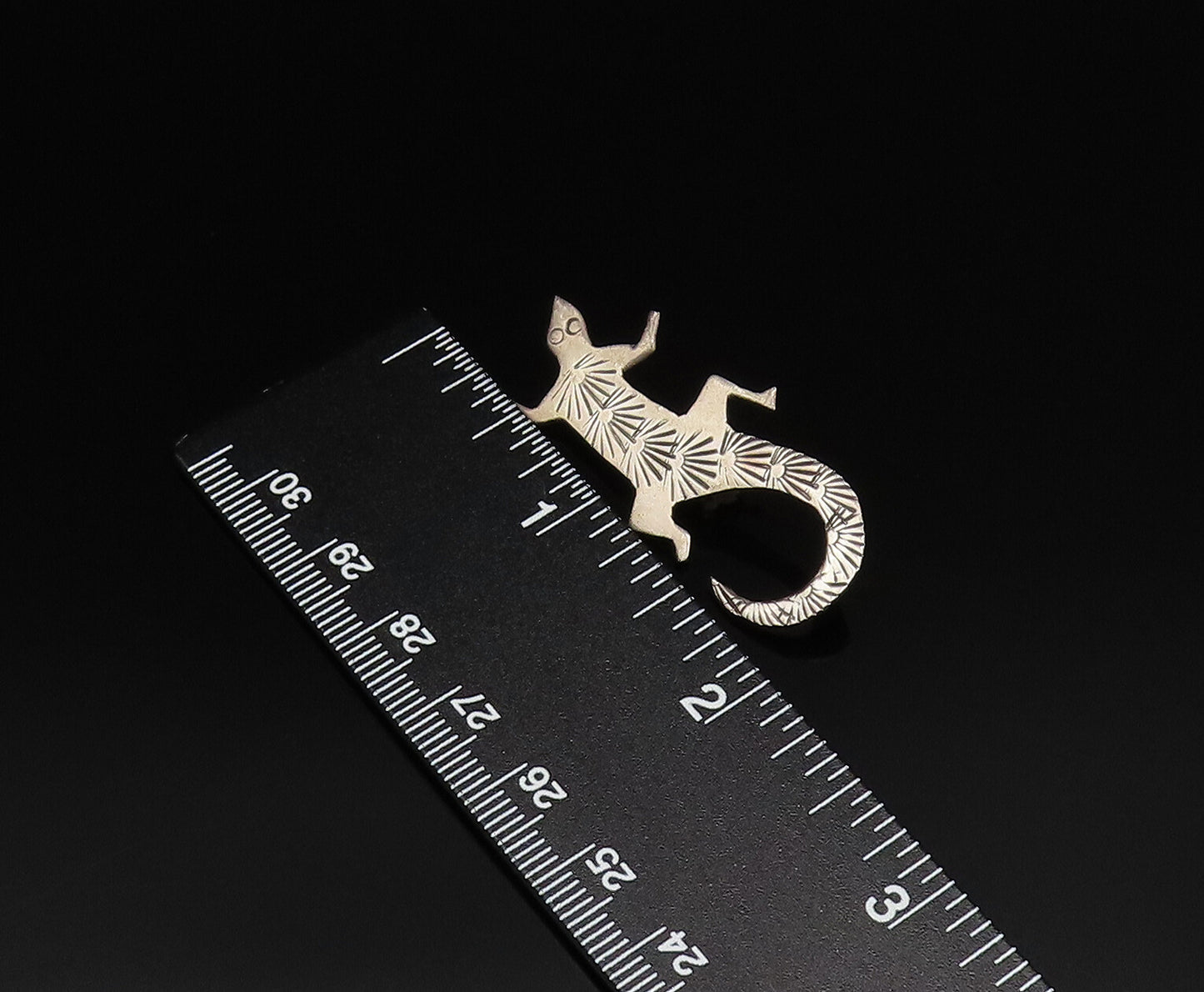 NELSON NAVAJO 925 Silver  Vintage Minimalist Etched Lizard Brooch Pin  BP9942